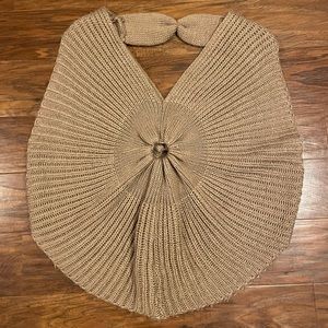 Women’s Sleeveless Accent Sweater/Poncho. Size M